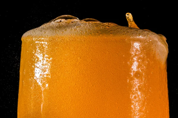 Svämmar bubbles isolerade glas orange soda närbild — Stockfoto
