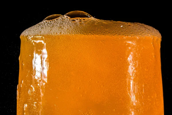 Orange Soda großes Glas, überströmendes Glas mit orangefarbenem Soda Nahaufnahme mit Blasen isoliert — Stockfoto