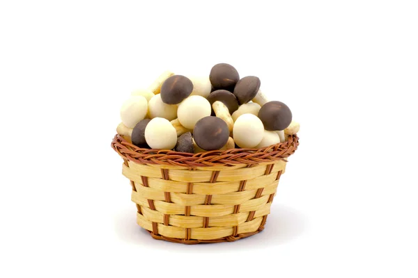 Funghi al cioccolato in un cestino isolato — Foto Stock