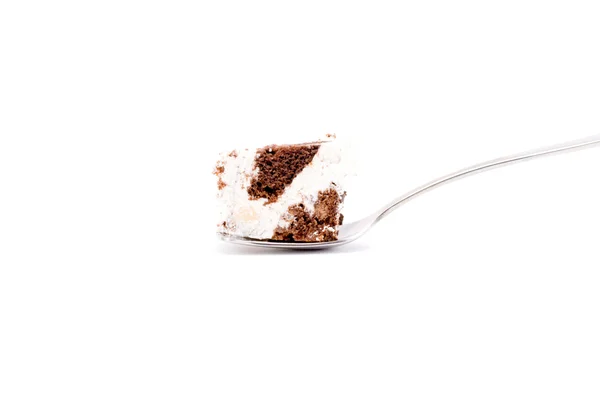 Kawałek ciasta na łyżce na białym tle — Zdjęcie stockowe