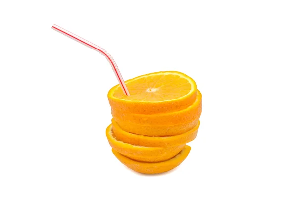 빨 대로 격리 유리 형태로 오렌지 슬라이스 — 스톡 사진