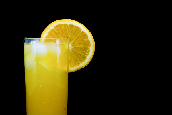 Vaso de zumo de naranja fresco con cubo de hielo y aislado en rodajas de naranja —  Fotos de Stock