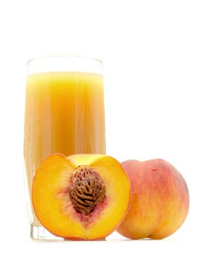 Bir cam dilim şeftali izole yakınındaki bir şeftali ile şeftali suyu 