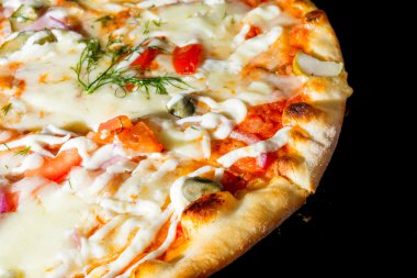 Pastırma ile Pizza siyah yakın 