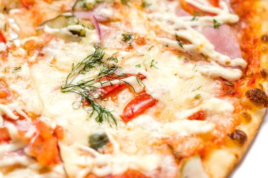 Pastırmalı pizza yakın çekim üzerinde beyaz izole 