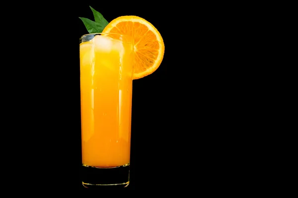 Verre de jus d'orange frais avec glaçon aux feuilles et orange tranchée isolé — Photo