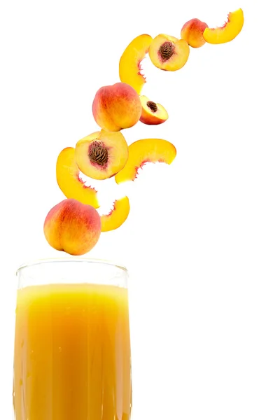 Alá egy pohár gyümölcslé, elszigetelt őszibarack — Stock Fotó