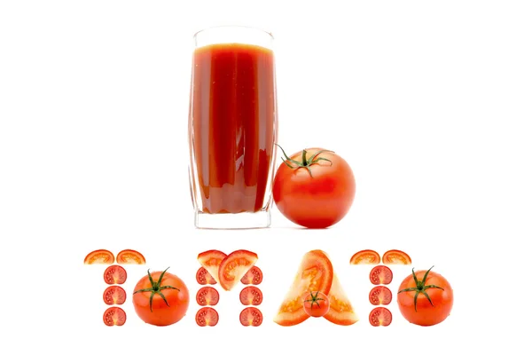 Szklankę soku pomidorowego z napisem pomidor słowo na dole kawałków pociętego na plasterki pomidorów na białym tle — Zdjęcie stockowe