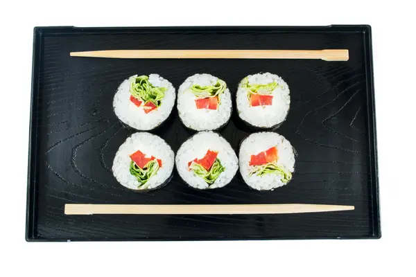 木托盘上的寿司，黑色筷子特写 — 图库照片