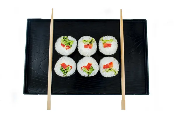 寿司在木托盘与黑色筷子关闭隔离在白色 — 图库照片
