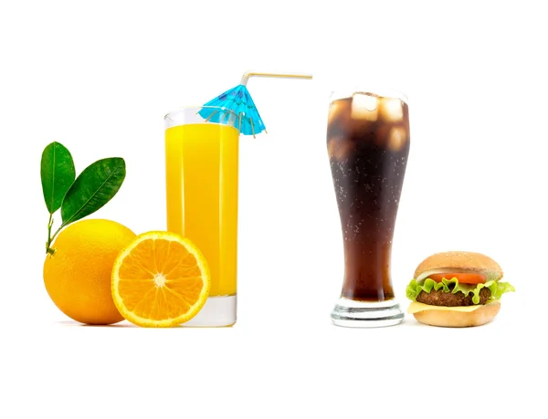 Pohár szénsavas ital egy hamburgert és egy pohár friss narancslét, szeletelt narancs, elszigetelt — Stock Fotó