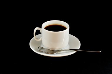 siyah bir arka plan üzerinde izole bir kaşıkla kahve