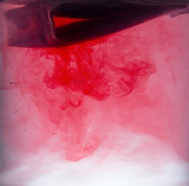 Güzel soyut lekeleri, makro görünümü ile suda demlenmiş çay poşeti