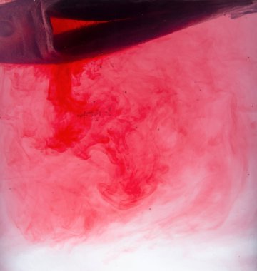 Güzel soyut lekeleri, makro görünümü ile suda demlenmiş çay poşeti