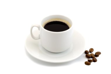 Beyaz fincan kahve kahve çekirdekleri izole ile 