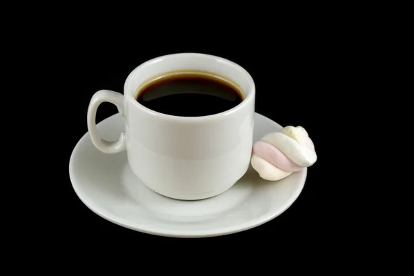 Taza de café con malvaviscos aislados — Foto de Stock