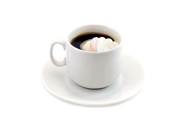 Tasse Kaffee mit Marshmallows isoliert auf weißem Hintergrund — Stockfoto