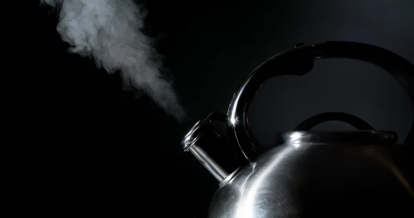 Siyah bir arka plan üzerinde izole su ısıtıcı, buhar, kaynar su ısıtıcı, ıslık