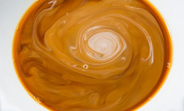 Xícara de café com gota de leite, belo padrão de creme close-up macro — Fotografia de Stock