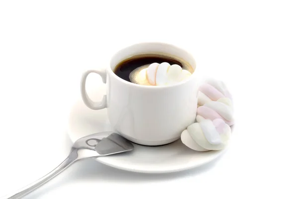 Tasse de café avec guimauves isolées sur fond blanc — Photo