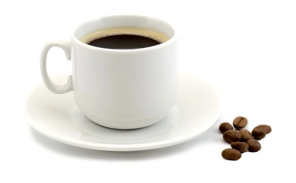 Witte kopje koffie met koffiebonen geïsoleerd — Stockfoto