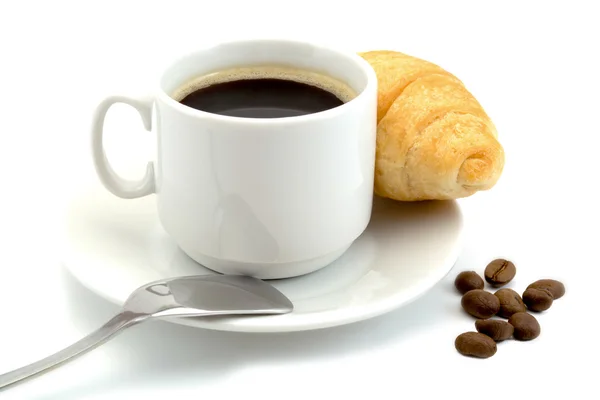 Tasse Kaffee mit Croissant und Löffel und Kaffeebohnen isoliert — Stockfoto