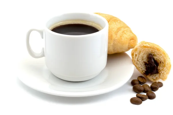 Kahve ile bir kruvasan ve kahve çekirdekleri beyaz arka plan üzerinde izole — Stok fotoğraf