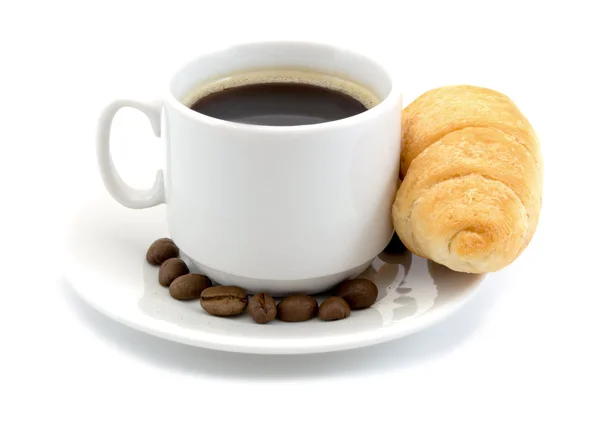 Taza de café con un croissant y granos de café aislados sobre fondo blanco — Foto de Stock