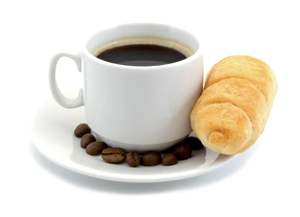 Kahve ile bir kruvasan ve kahve çekirdekleri beyaz arka plan üzerinde izole — Stok fotoğraf
