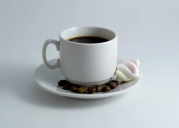 Filiżanka kawy z pianki i ziaren kawy — Zdjęcie stockowe