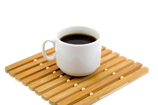 Taza de café sobre un soporte de madera aislado sobre fondo blanco — Foto de Stock