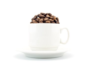 Kahve çekirdekleri beyaz arka plan üzerinde izole bir uçan daire bardakta dolu 