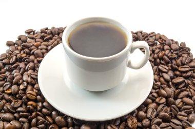 Kahve kahve çekirdekleri beyaz arka plan üzerinde izole üzerinde