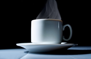 Kahve güzel bir duman ile siyah bir arka plan üzerinde kapat