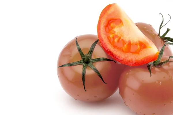 Plaster pomidora na pomidory w całości leży na prawym makro na białym tle — Zdjęcie stockowe