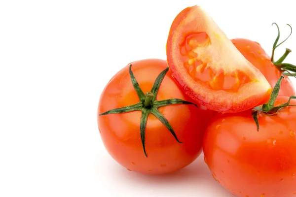 Plaster pomidora na pomidory w całości leży na prawym makro na białym tle — Zdjęcie stockowe