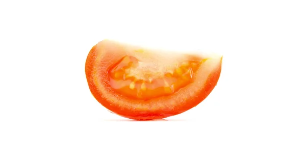 Pomidor zbliżenie kromka na białym tle — Zdjęcie stockowe