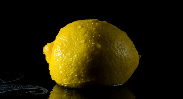 Citron dans l'eau avec réflexion de l'eau avec des gouttes sur fond noir — Photo