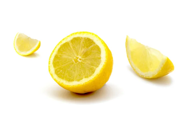 Tranche de citron isolée sur fond blanc — Photo