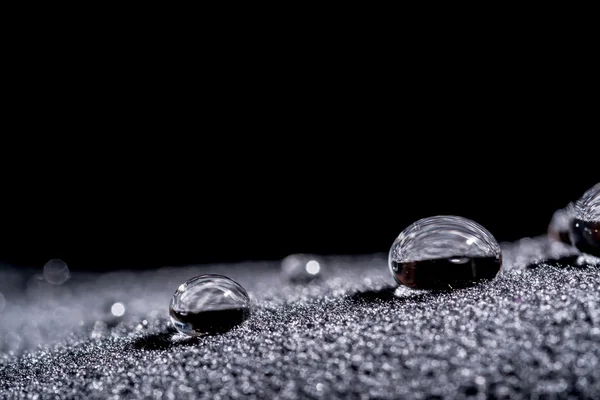 Gotas de agua macro de primer plano sobre material de terciopelo — Foto de Stock