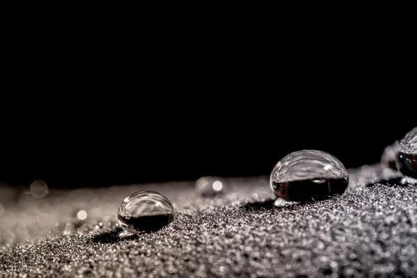 Gocce di macro primo piano d'acqua su materiale di velluto — Foto Stock