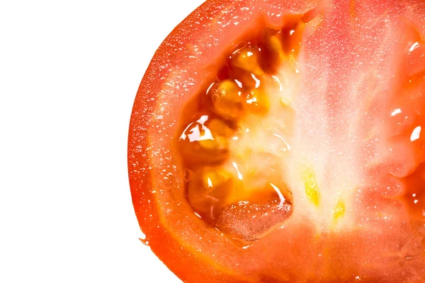 Rdzeń czerwony świeżych pomidorów pokroić w pół makro na białym tle — Zdjęcie stockowe