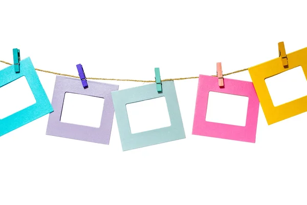 Colorfu komik resim çerçeveleri clothespins twine izole ile bir ip üzerinde asılı