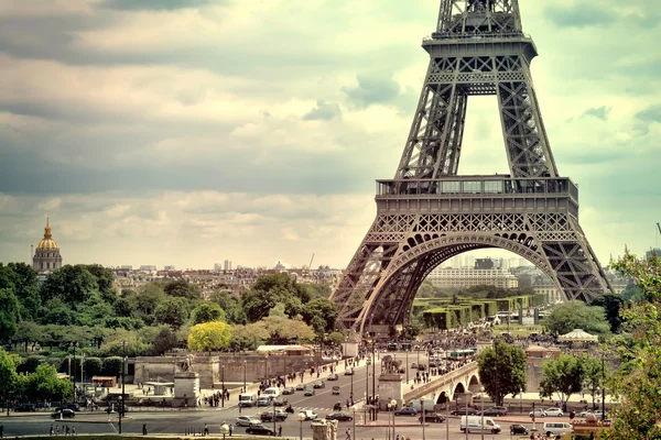 Panoráma Eiffel-torony Párizsban. Franciaország. Vintage megtekintése. Tour Eiffel régi retro stílusú. — Stock Fotó