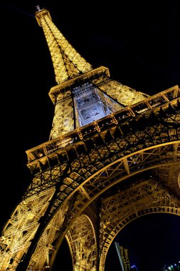 Paris - 27 Mayıs 2015: Eyfel Kulesi Paris alacakaranlıkta parlak ışıklı. 