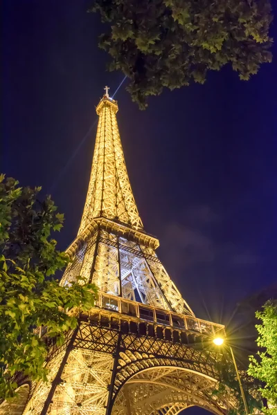 PARIS - 27 de maio de 2015: Torre Eiffel brilhantemente iluminada ao entardecer em Paris . — Fotografia de Stock