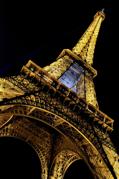 PARIS - 27 de maio de 2015: Torre Eiffel brilhantemente iluminada ao entardecer em Paris . — Fotografia de Stock