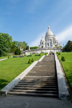 Güneşli yaz gününde Paris Sacre Coeur Bazilikası'na için merdiven
