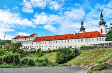 Prag'daki Strahov Manastırı mavi gökyüzüne karşı.