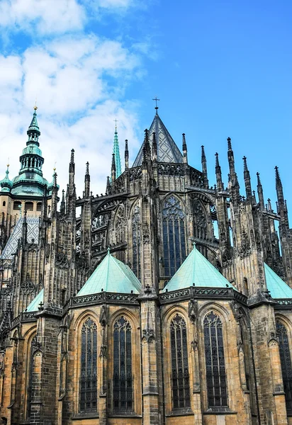 St. Vitus-Kathedrale in Prag vor blauem Himmel. — Stockfoto